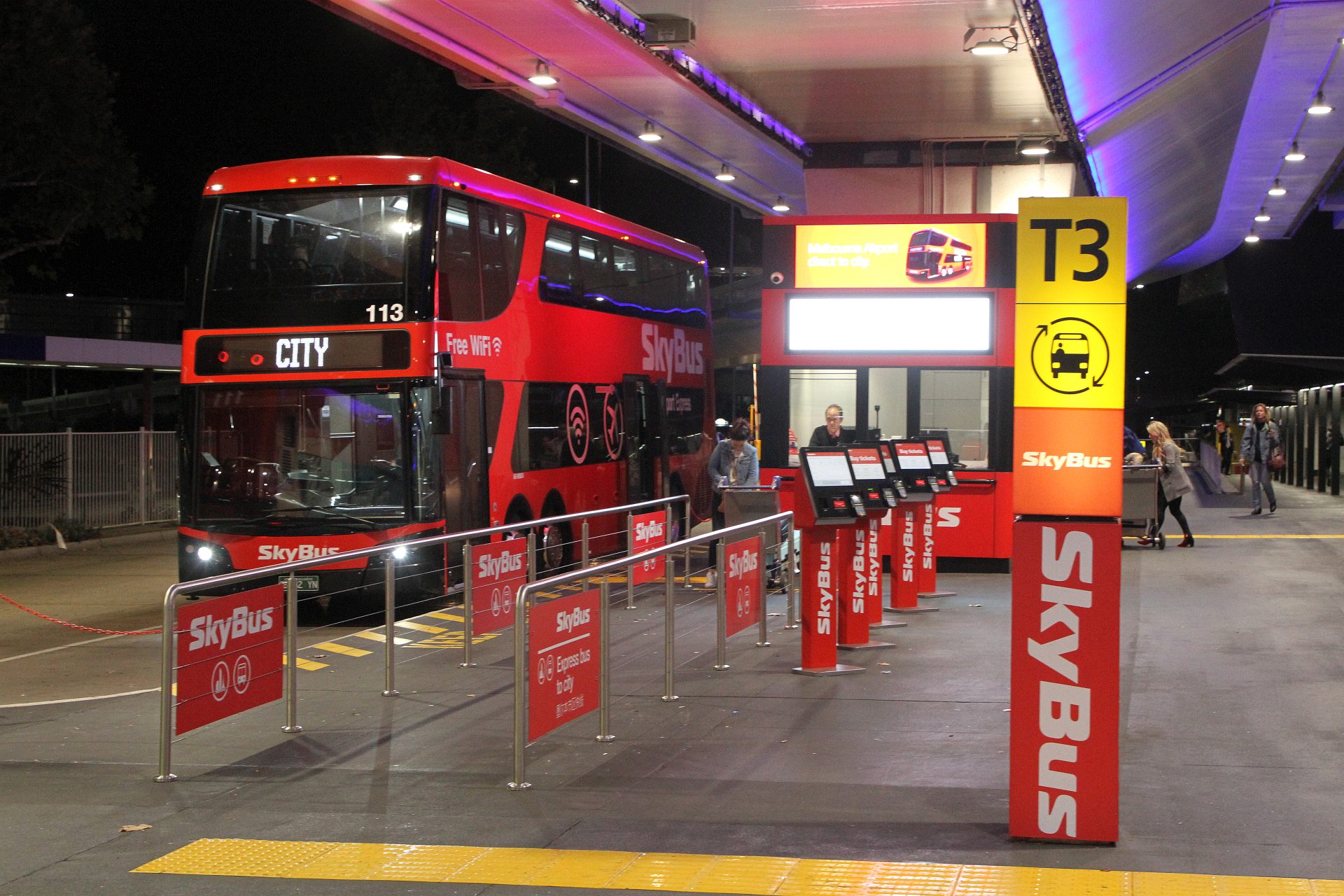 Остановка SkyBus возле Терминала 3 аэропорта Мельбурна
